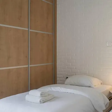 Renovated Kolonaki With Industrial Notes אתונה