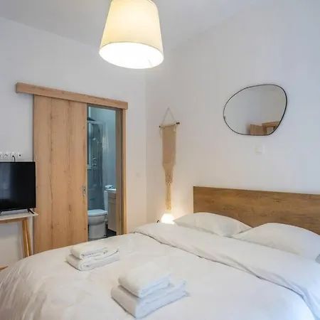 Renovated Kolonaki With Industrial Notes *